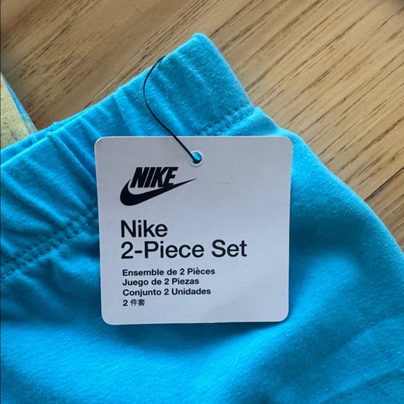Girls Nike Shirt and Shorts Set - Picture 2 of 6